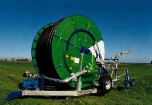 
	&nbsp;ENROULEUR POSE A TERRE AVEC DISPOSITIF DE POSITIONNEMENT HYDRAULIQUE
	-R&eacute;ducteur &agrave; 4 vitesses
	-Turbine mont&eacute;e sur le r&eacute;ducteur avec by-pass incorpor&eacute;
	-Ch&acirc;ssis et tourelle galvanis&eacute;s &agrave; chaud
	-Chariot avec 4 roues
	-Double entr&eacute;e pour l&rsquo;eau
	-Paliers de bobine sur roulements &agrave; billes

	Fiche technique enrouleurs GI
